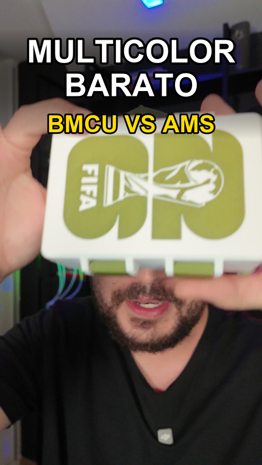Frame com o rosto tampado por um objeto